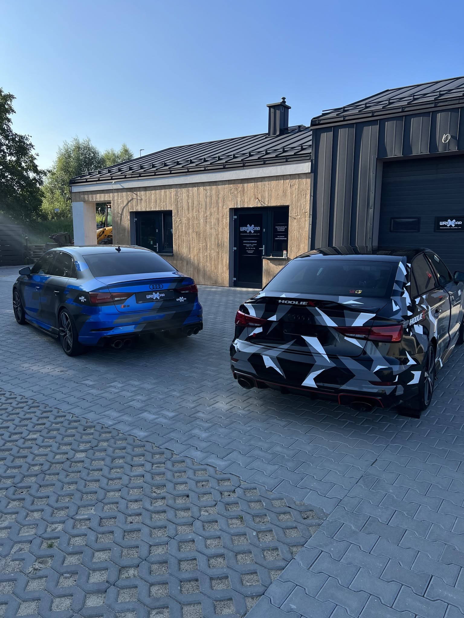 Dwa Audi z indywidualną grafiką na zdjęciu WRAPcar