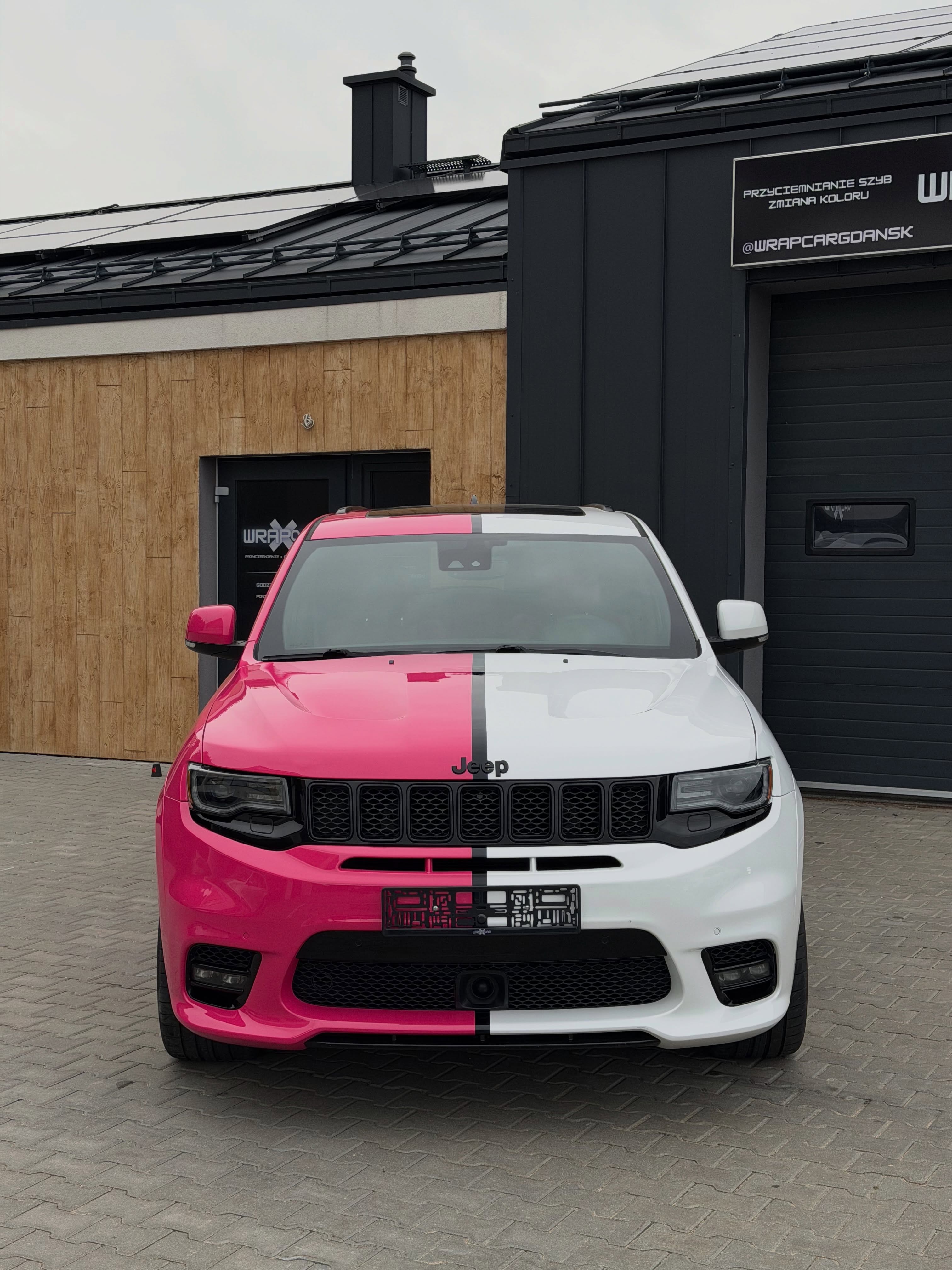 Jeep SRT w różowo-białym wykończeniu WRAPcar
