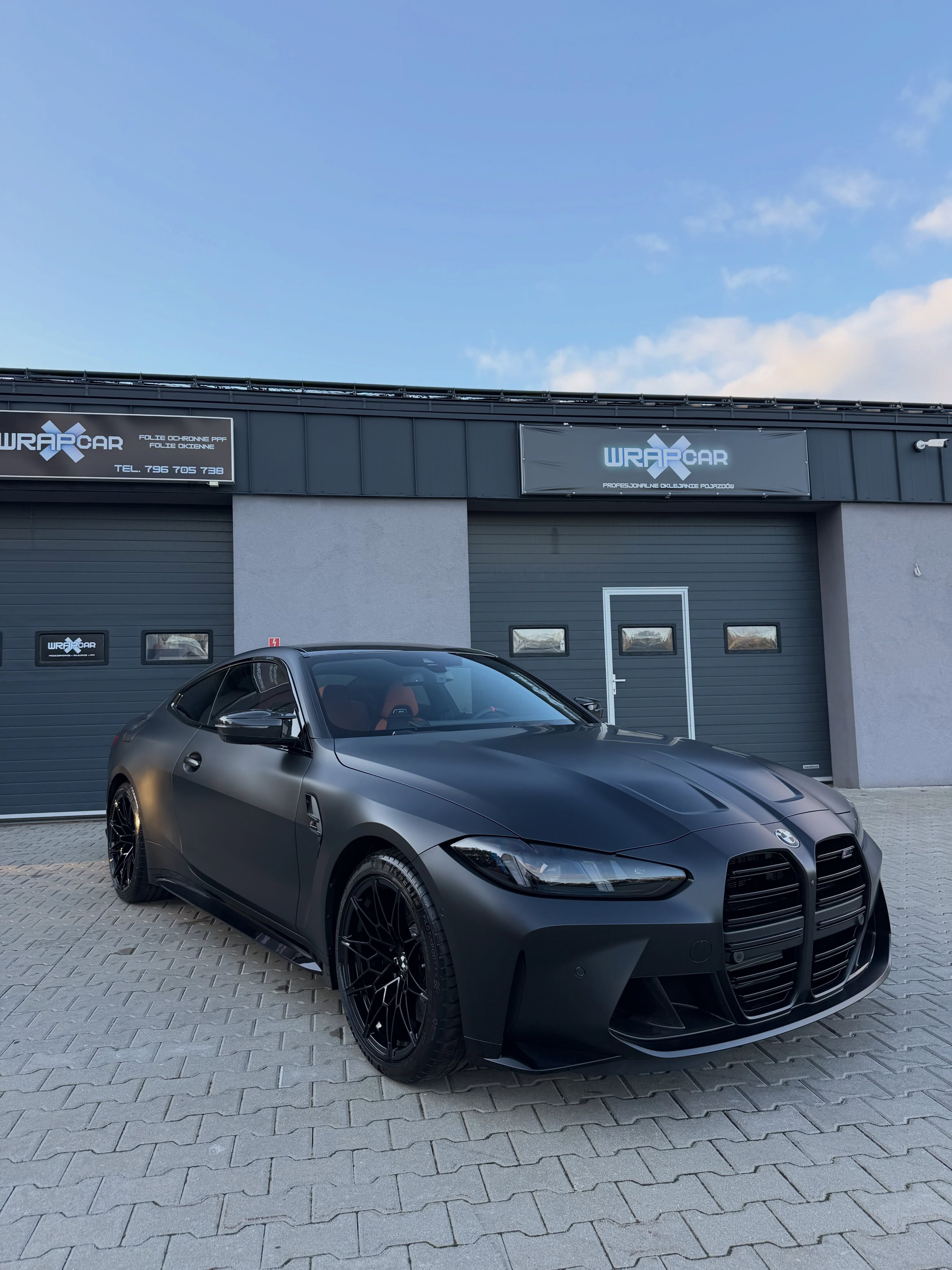 Matowe BMW przed studiem WRAPcar