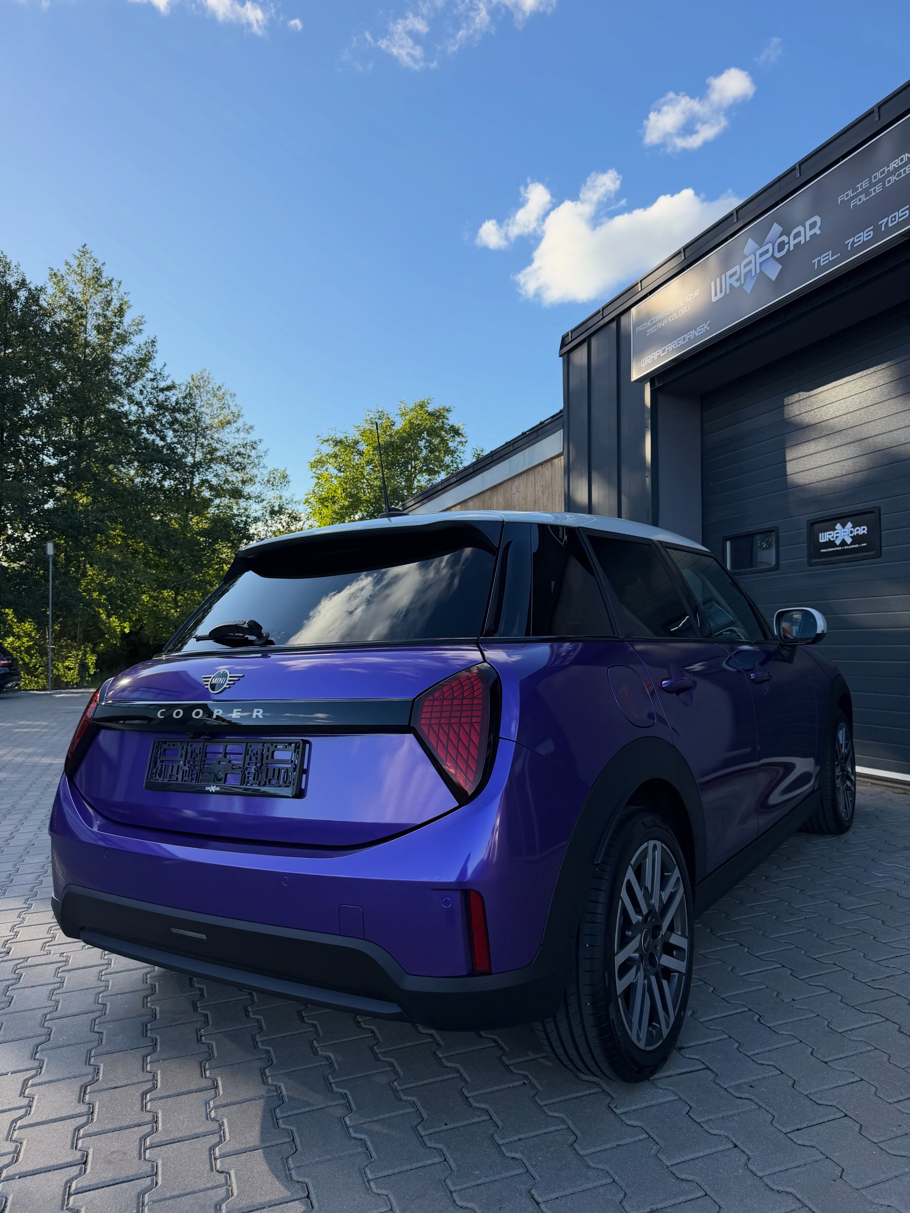 Tył fioletowego MINI — realizacja WRAPcar